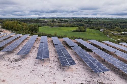 Vu de haut des panneaux photovoltaïques - Montdragon 